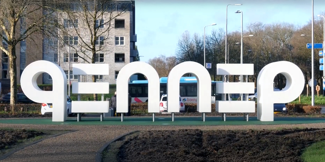 Een foto van het nieuwe logo kunstwerk